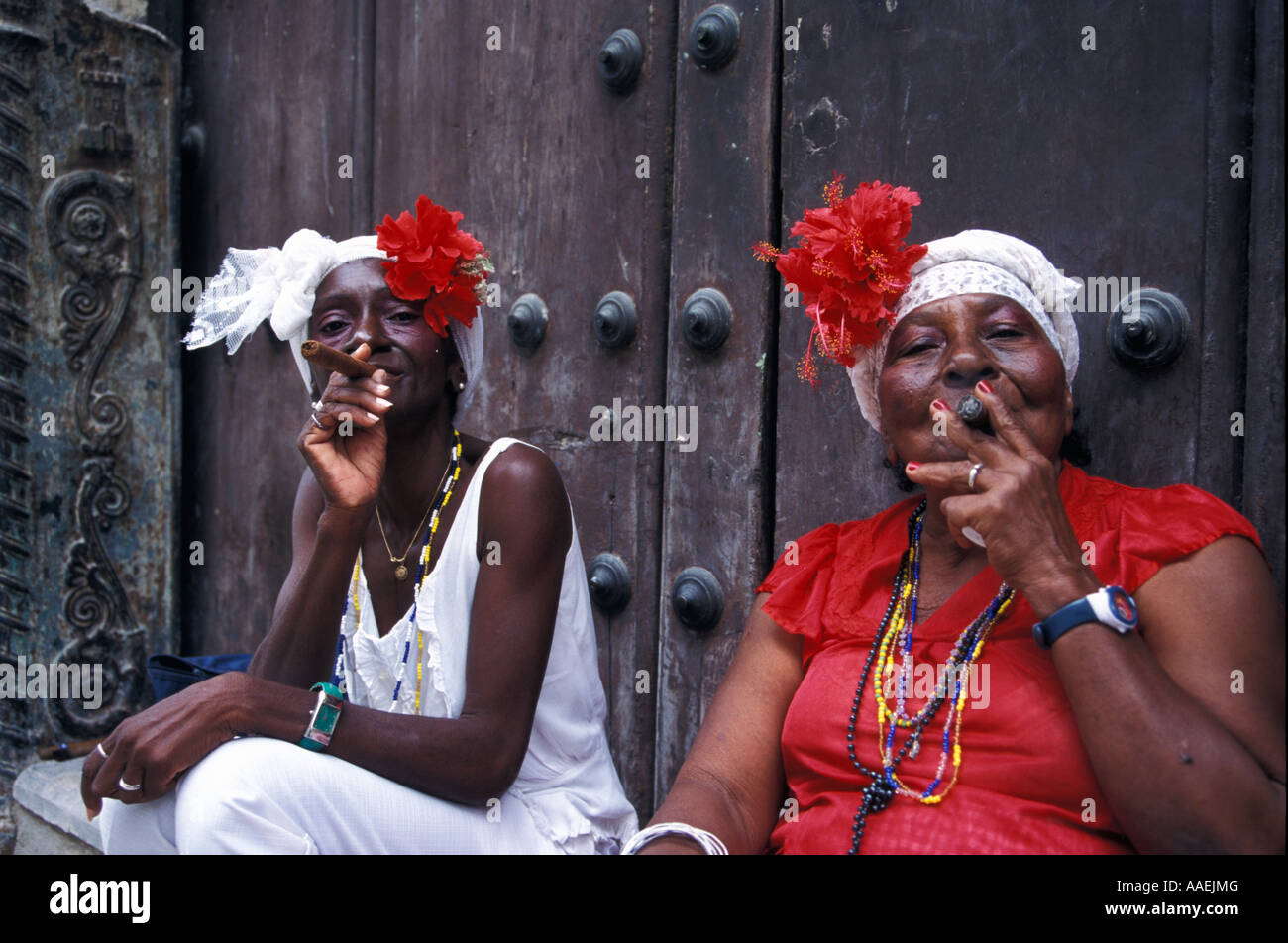 Frauen in traditionellen Kostümen Zigarre Raucher alte Havanna Kuba Karibik Stockfoto
