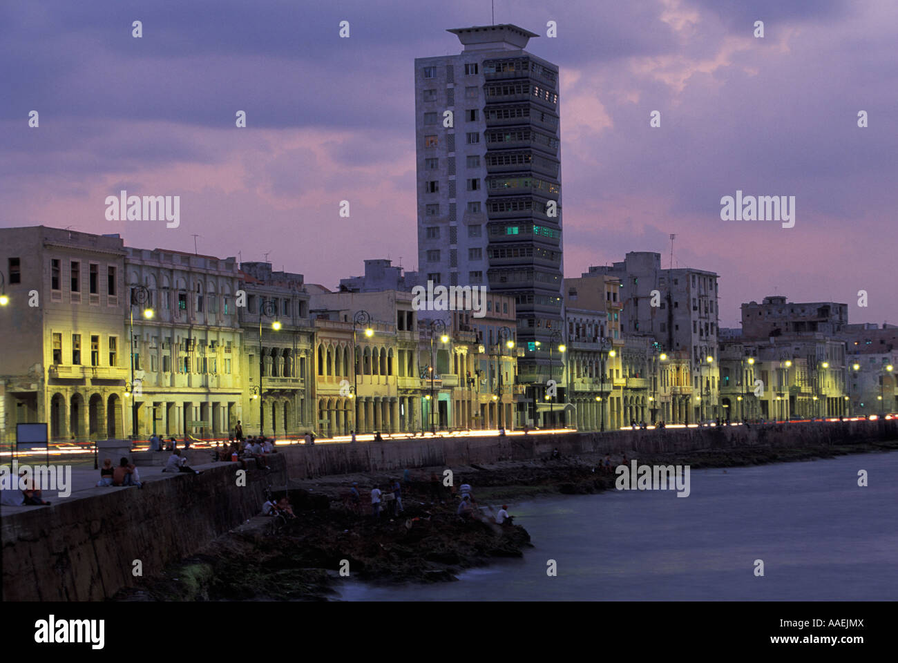 Beleuchtete Malecon in Havanna Kuba Karibik Abend Stockfoto