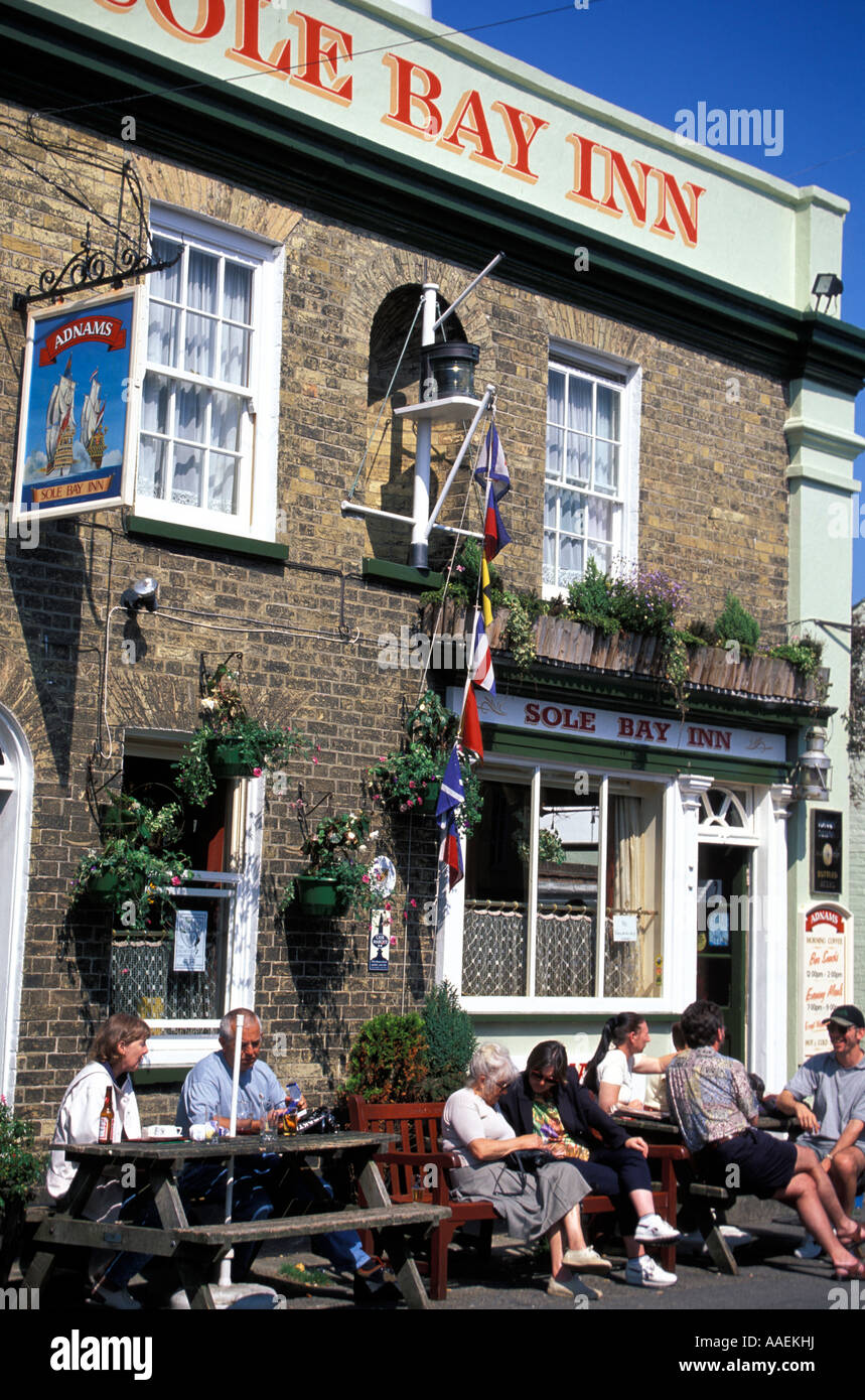 Die Sohle bay Inn Pub mit Leuchtturm in der Rückseite Southwold Suffolk England United Kingdom Stockfoto