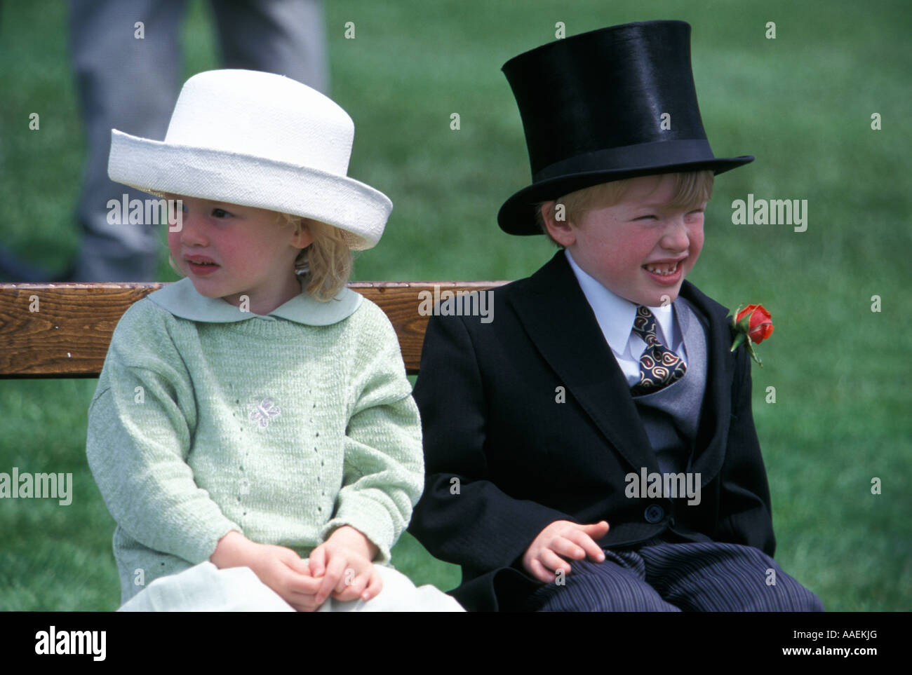 Ein Mädchen und ein Junge in der Oberschicht Kleid am Derby Tag Epsom Pferderennen Epsom Downs Epsom Surrey Vereinigtes Königreich Stockfoto
