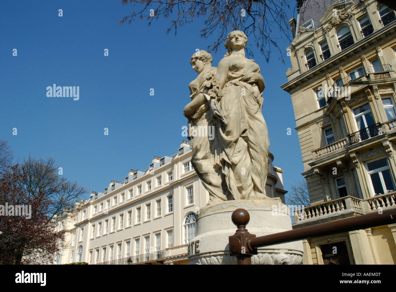 Stein-Statuen und Luxus-Appartements in Cambridge Tor Regents Park London England Stockfoto