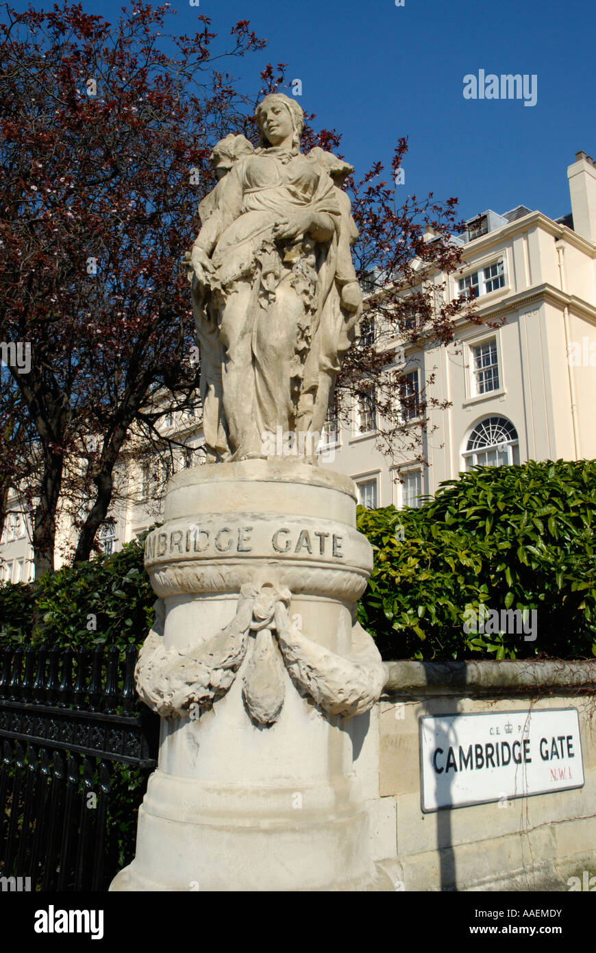 Steinstatue von Frauen und Luxus Apartments im Cambridge Tor Regents Park London Stockfoto