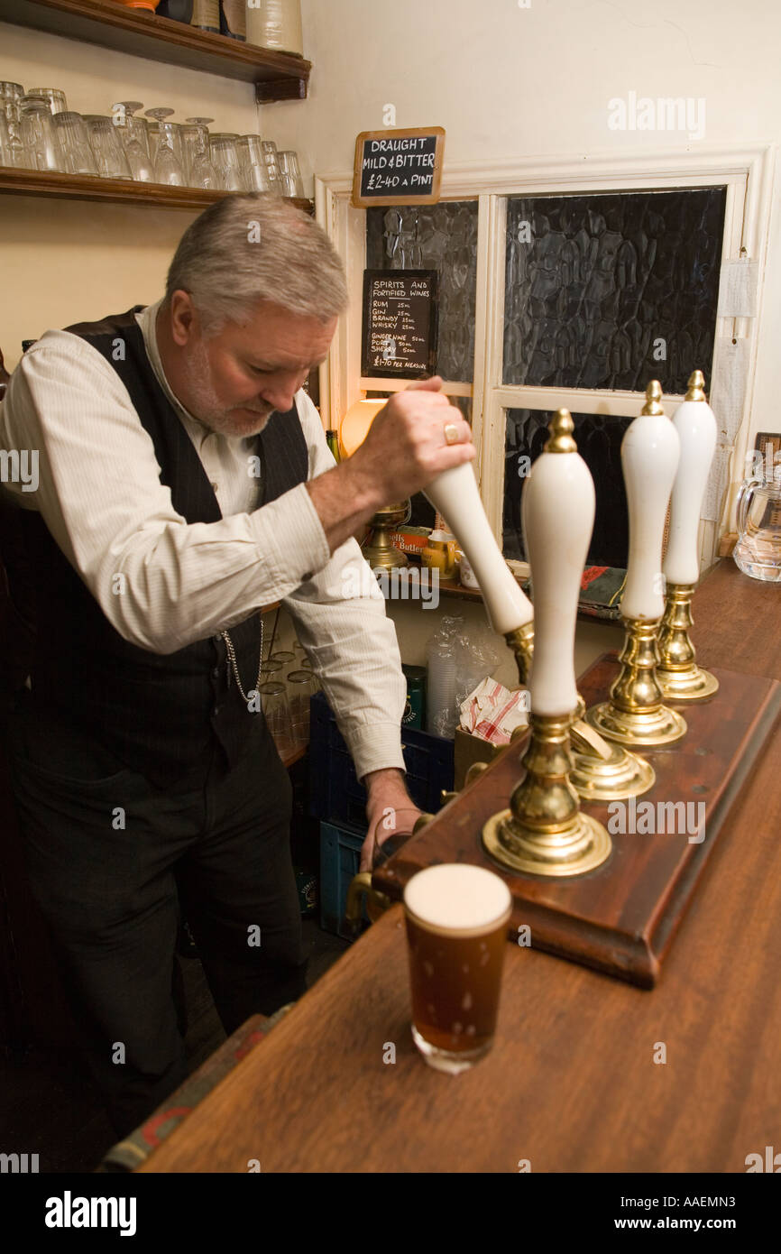 UK England West Midlands Dudley Black Country Museum Flasche und Glas Pub Colin Roberts Zeichnung Bier Stockfoto