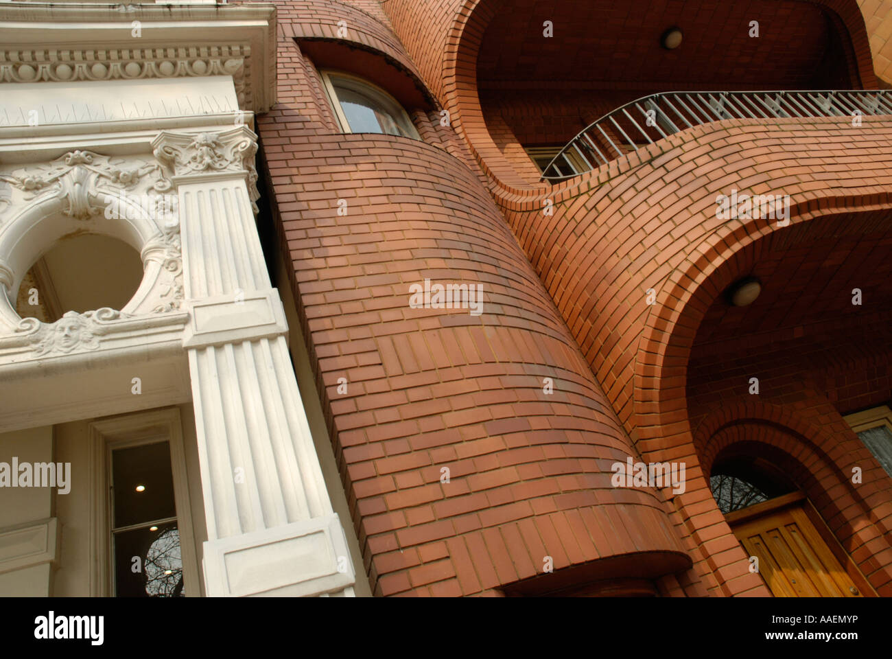Mischung aus neuer und Alter Architektur in Bayswater Road London England Stockfoto