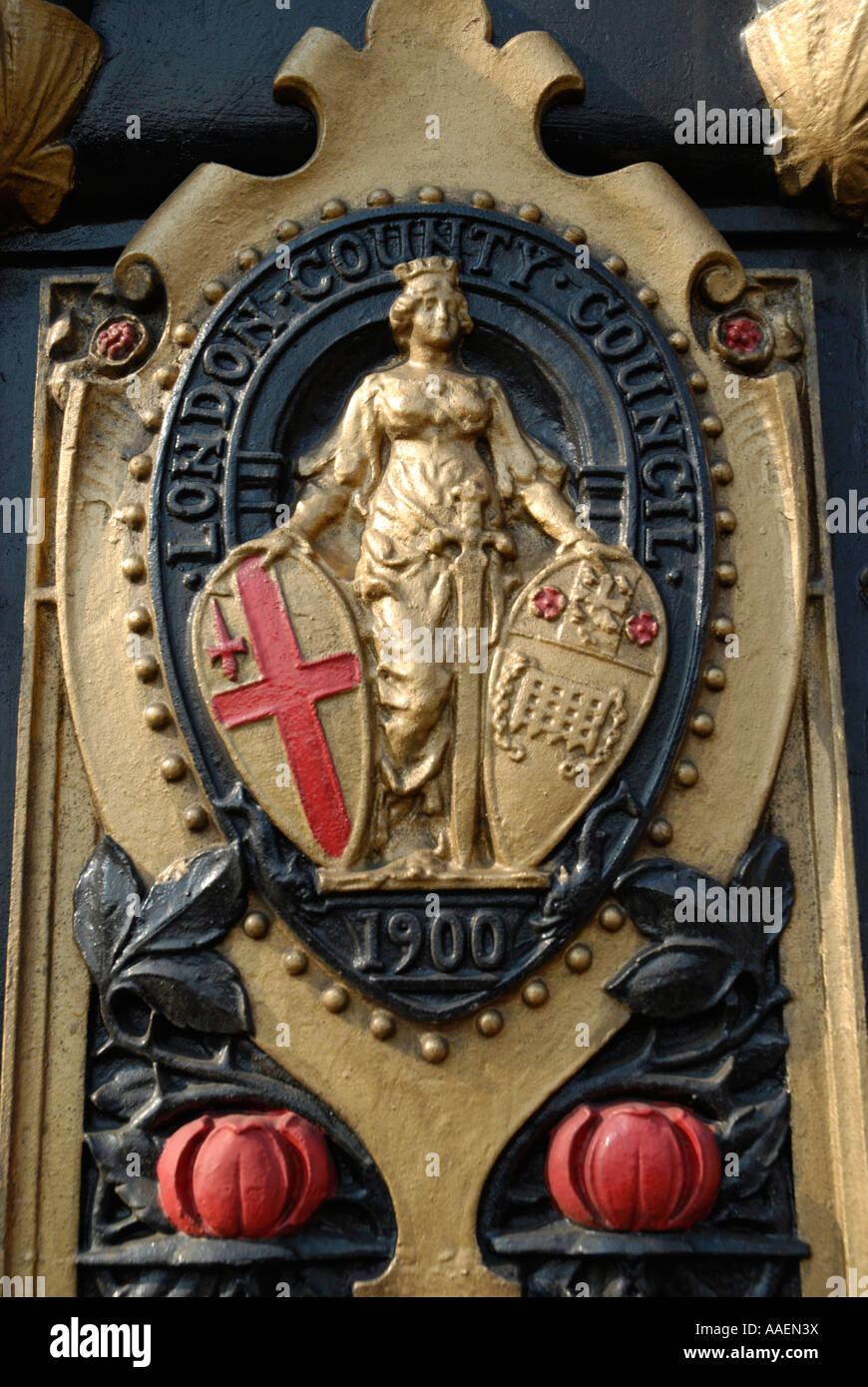 Emblem der London County Council 1900 auf Seite des Eisernen Straßenlaterne, Victoria Embankment, London, England, UK Stockfoto