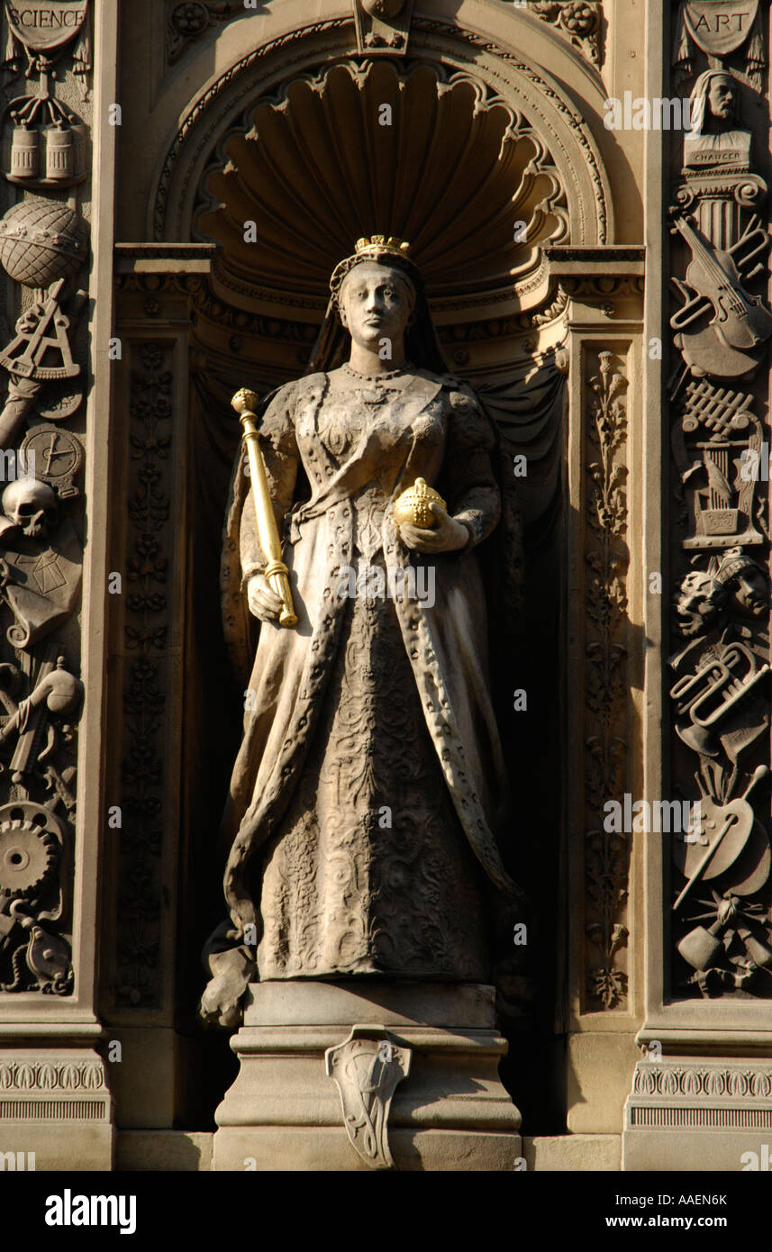 Statue der Königin Victoria auf Temple Bar-Denkmal in The Strand London England Stockfoto