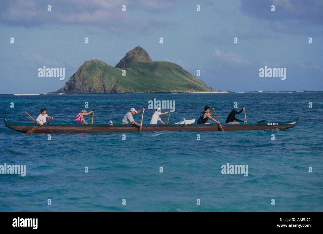 Reife Frauen paddeln ein Ausleger-Kanu, Lanikai, Oahu, Hawaii Stockfoto