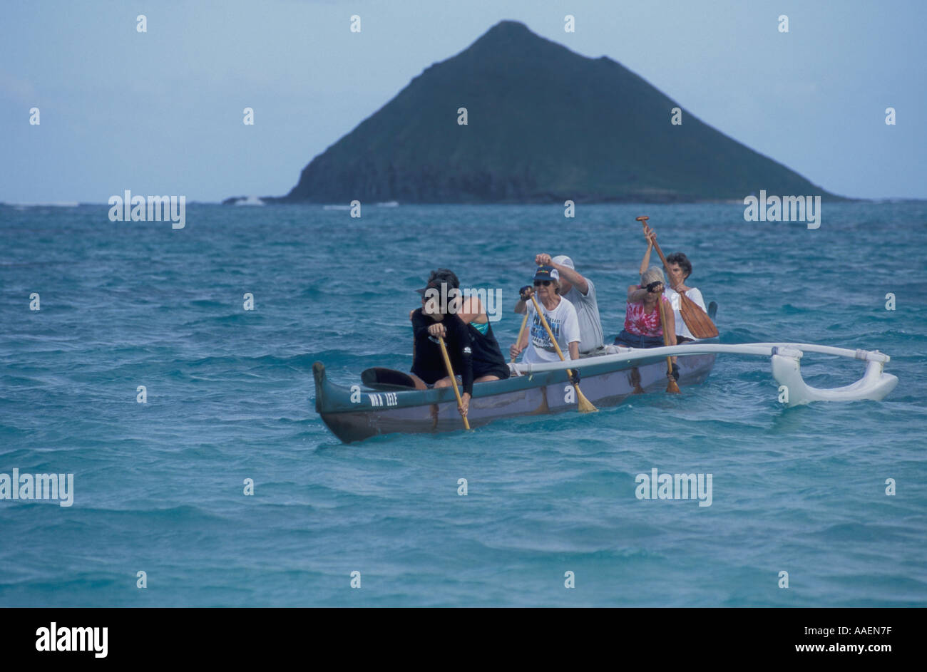 Reife Frauen paddeln ein Ausleger-Kanu, Lanikai, Oahu, Hawaii Stockfoto