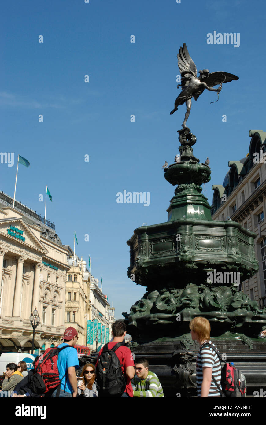 Touristen, darunter Statue des Eros mit dem London Trocadero in der Ferne London England Stockfoto