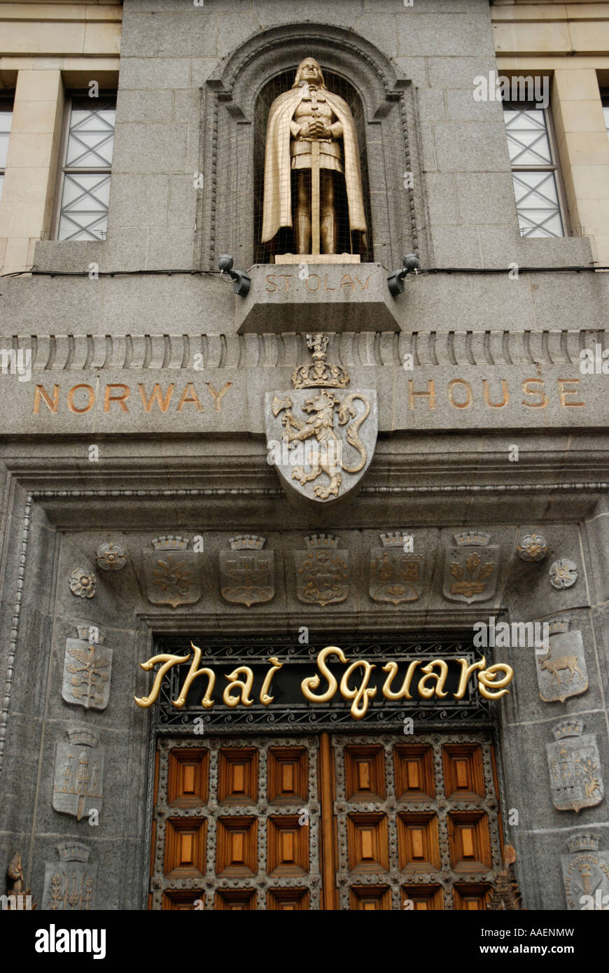 Norwegen-Haus und Statue von St. Olay jetzt das Thai Square Restaurant in Cockspur Street London England Stockfoto