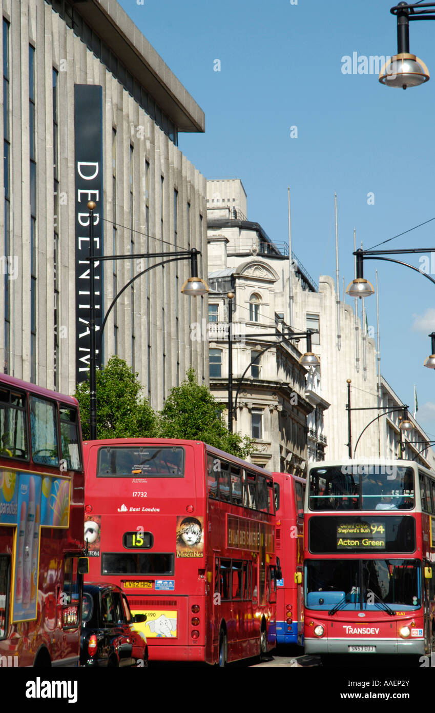 Zahlreiche rote Doppeldecker-Busse in Oxford Street, London, England, UK Stockfoto