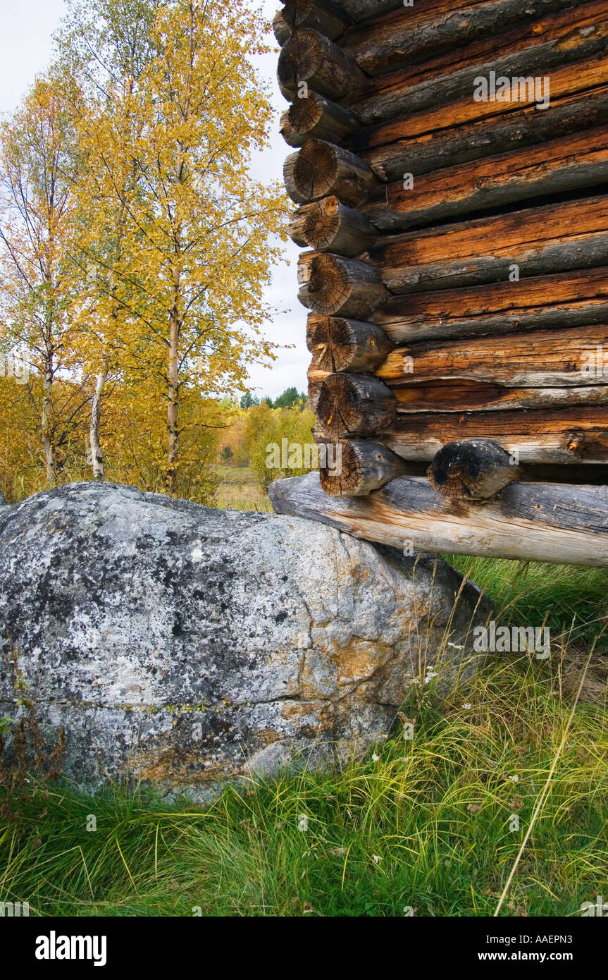 Detail der Getreidespeicher in der Nähe von Inari in Nordfinnland erhöht über dem Boden gegen Ratten und Feuchtigkeit zu schützen Stockfoto
