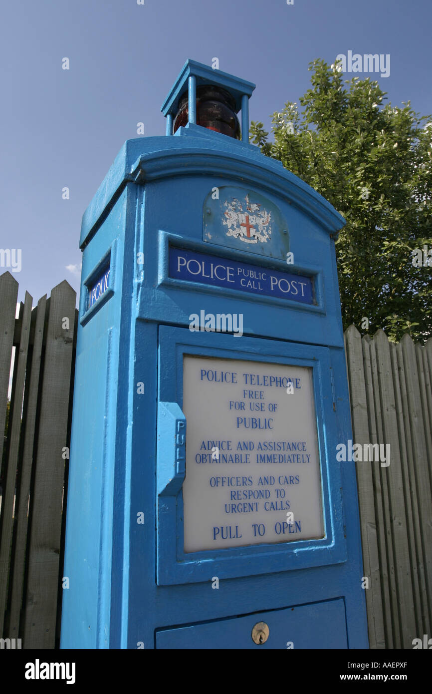 Polizei rufen Box in die nationale Telefon-Kiosk-Sammlung im Avoncroft Museum in der Nähe von Bromsgrove Worcestershire UK Stockfoto