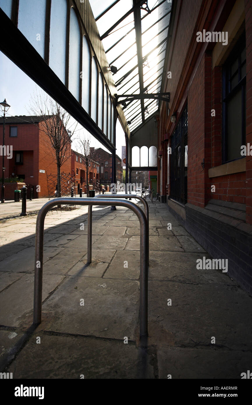 Fahrradständer vor dem Manchester Craft Village, Oak Street, Northern Quarter, Manchester, UK Stockfoto
