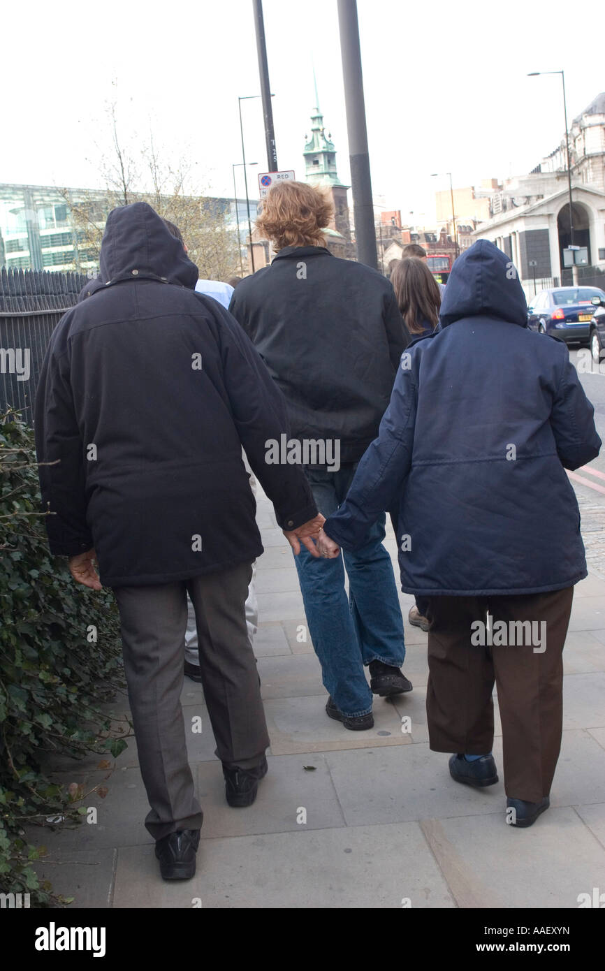 Seniorinnen und Senioren tragen Hoodies in London Stockfoto