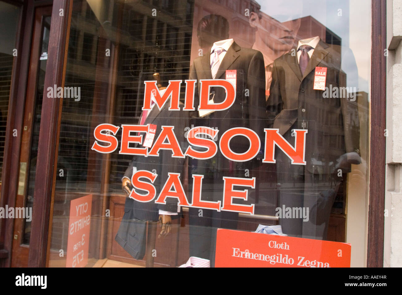 Mid Season Sale speichern Zeichen in Herren-Ausstatter Fenster Stockfoto