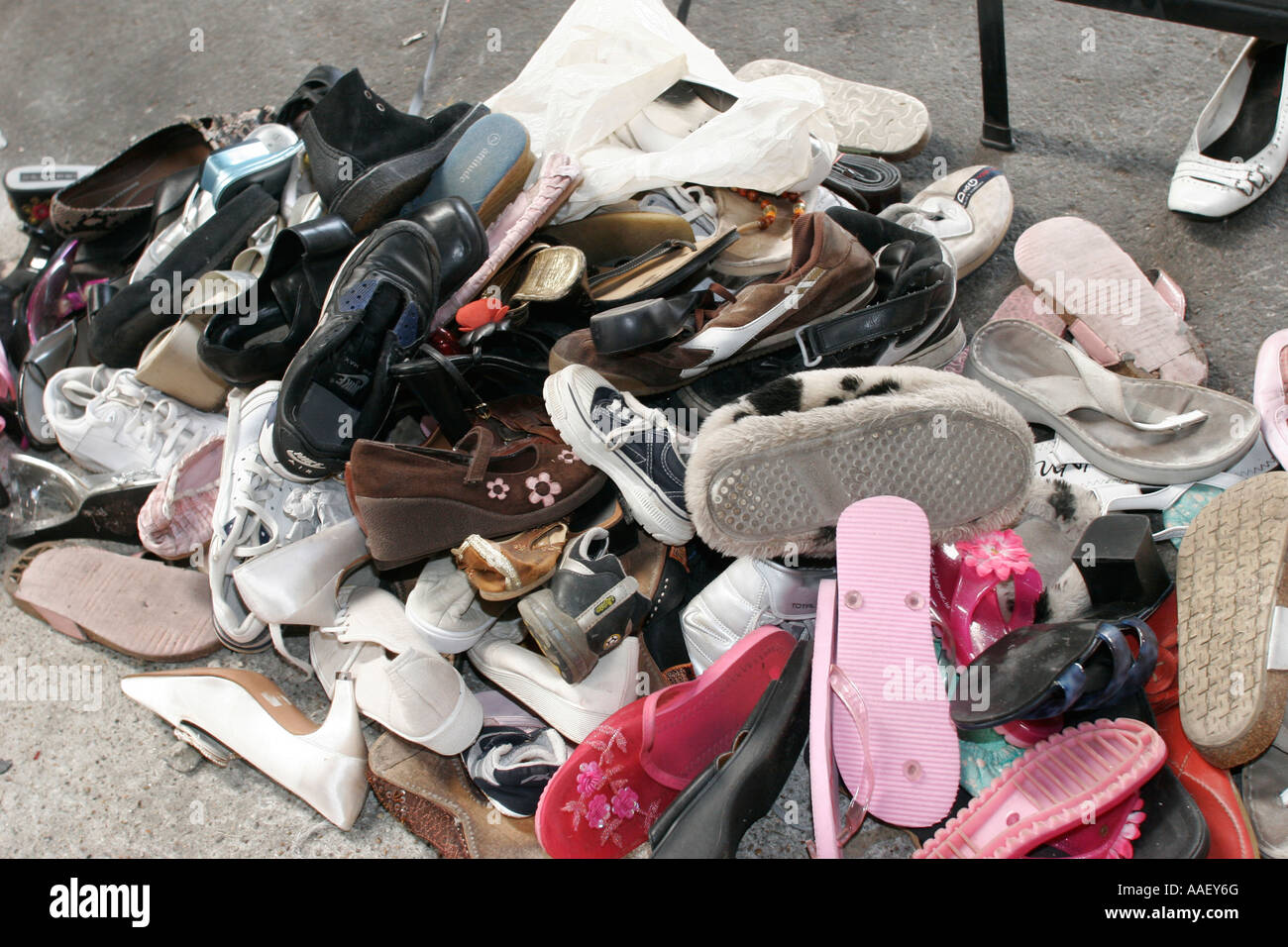 Haufen Sie Alter Schuhe bereit für das recycling Stockfoto