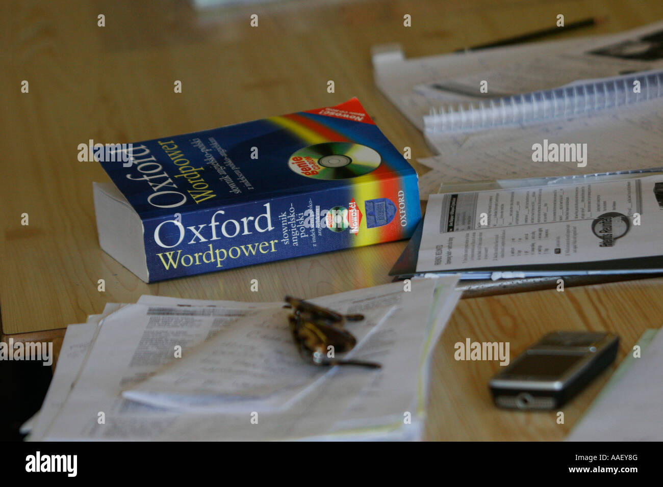 Oxford Wordpower Wörterbuch mit Papieren auf dem Schreibtisch in der Schule Stockfoto