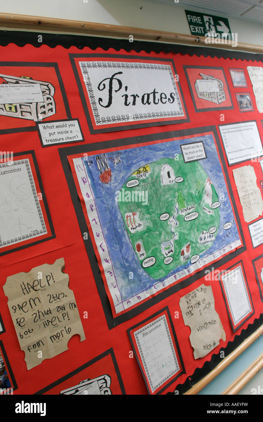 Grundschule-Projekte auf dem Display an Schule Wänden Stockfoto
