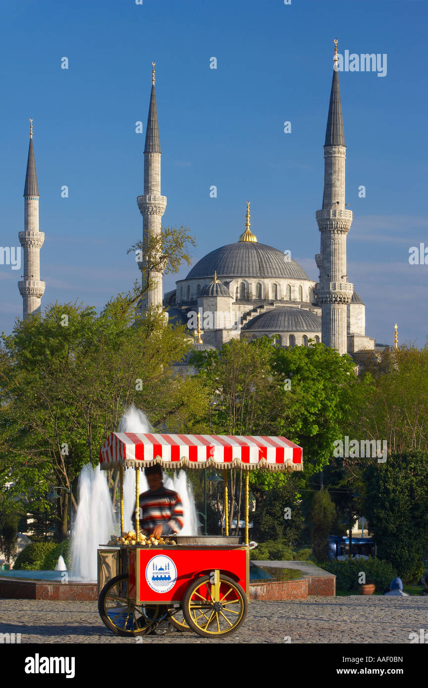 eine Karre verkaufen Mais in Sultanahmet-Platz mit der blauen Moschee Istanbul Türkei NR Stockfoto