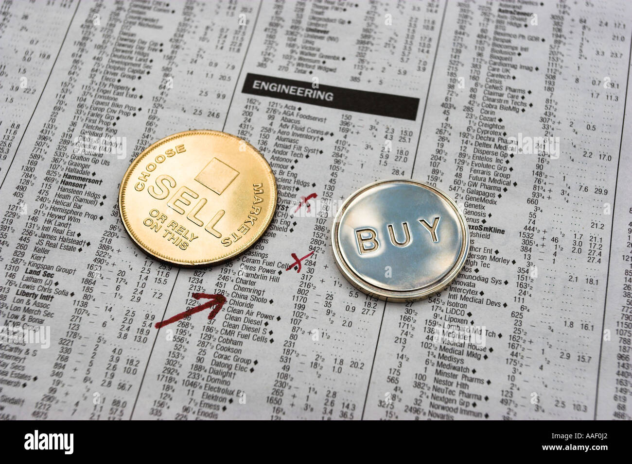 Auswahl von Aktien durch das Werfen einer Münze Stockfoto