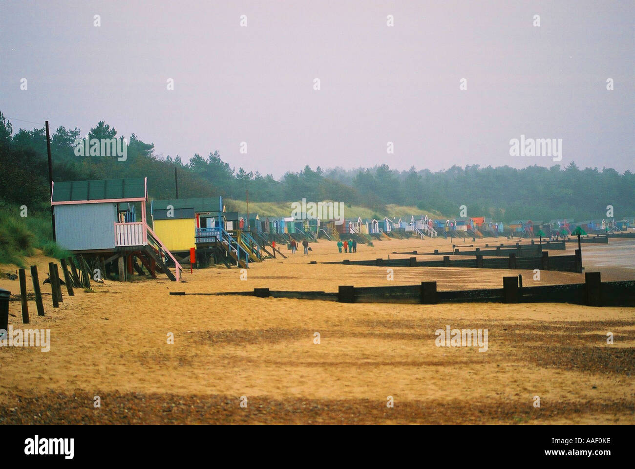 Englisch-Strand mit bunten wechselnden Hütten Stockfoto