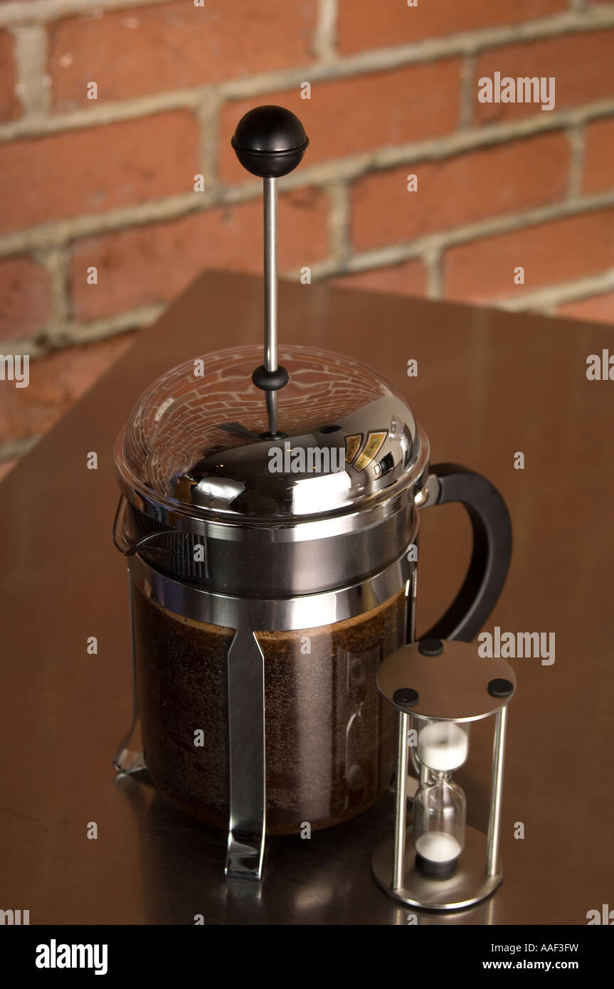 Weichen den Kaffee in einem französischen Presse Kaffee-Topf mit einem timer Stockfoto