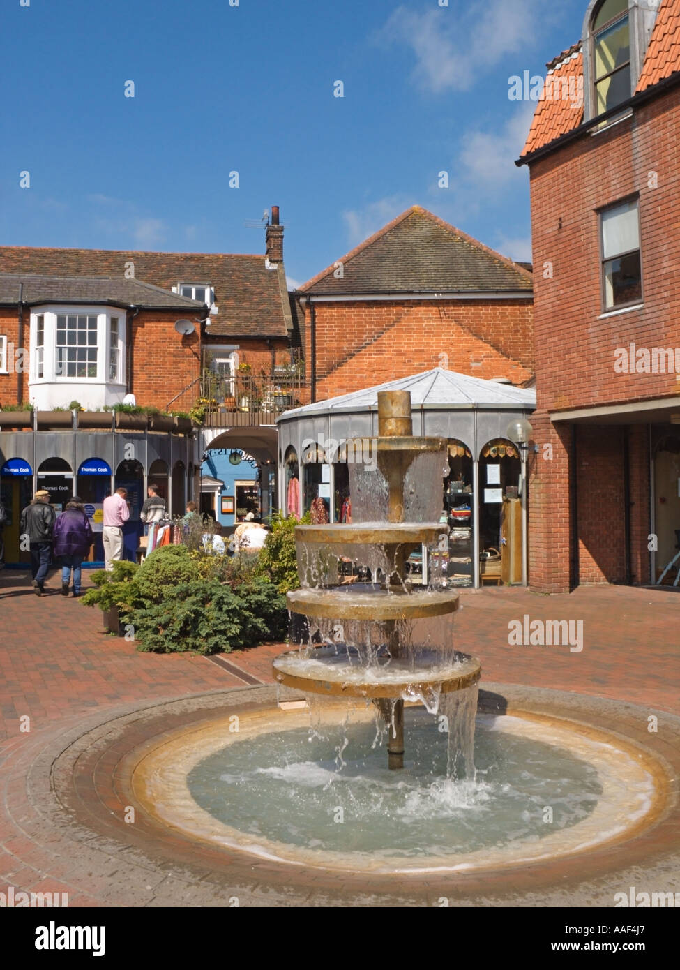 Gobbit s Hof aus der Durchgangsstraße Woodbridge Town Centre Suffolk England Großbritannien Stockfoto