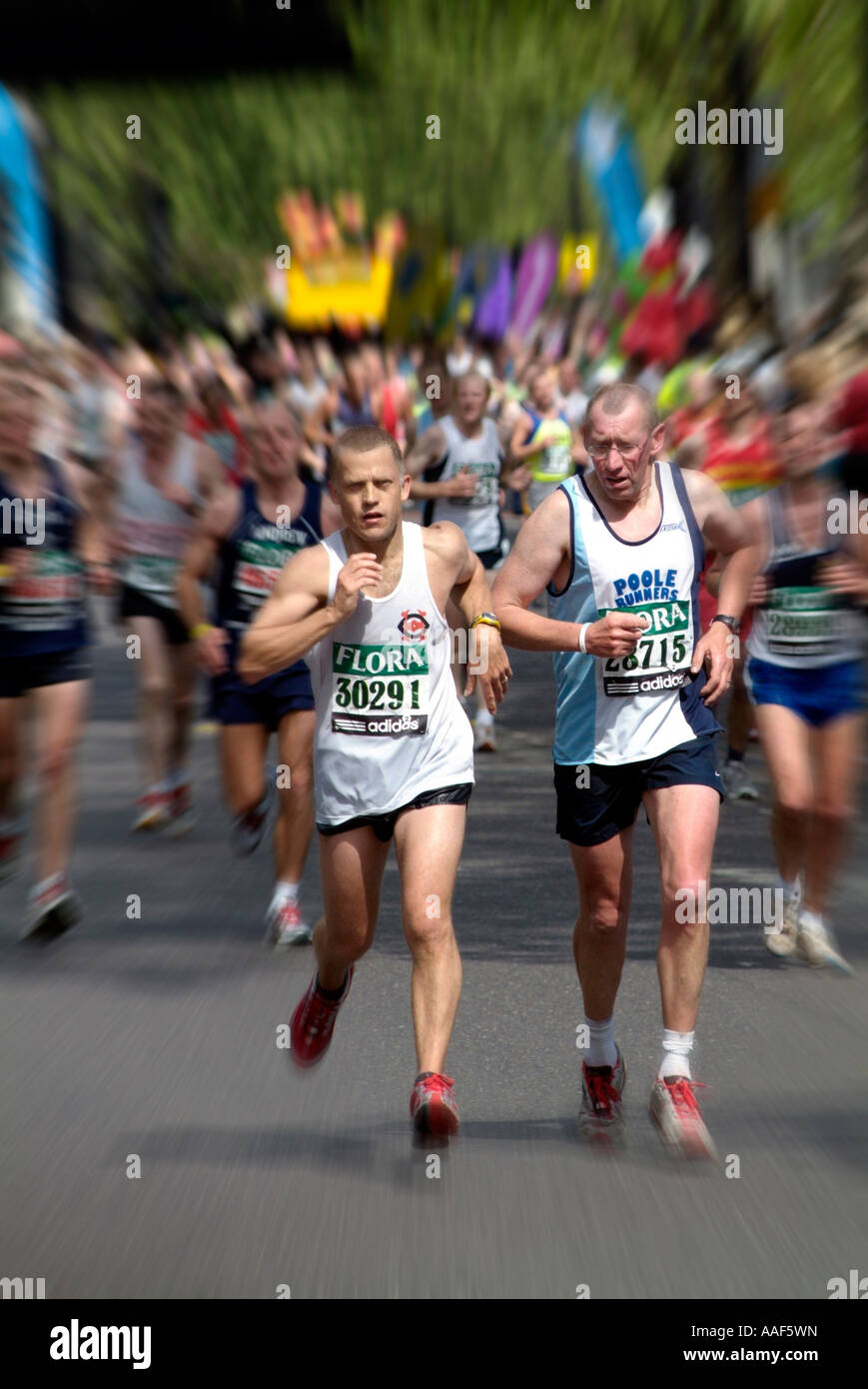 ältere Läufer beim London-Marathon Stockfoto