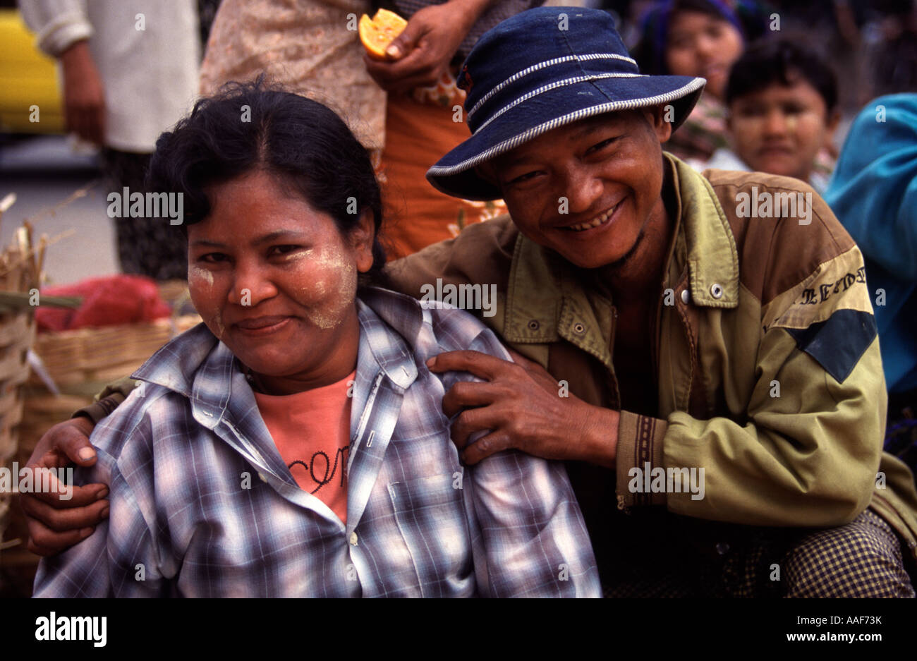 Zwei Personen auf einem Markt, Lächeln, nachdem sie gebeten, fotografiert zu werden Stockfoto