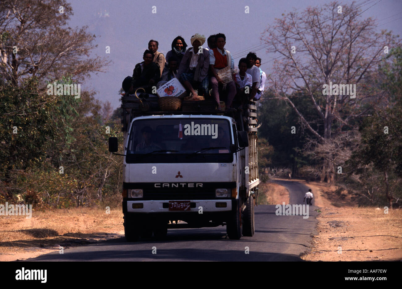 Schwer beladener Lkw mit Menschen Myanmar Stockfoto