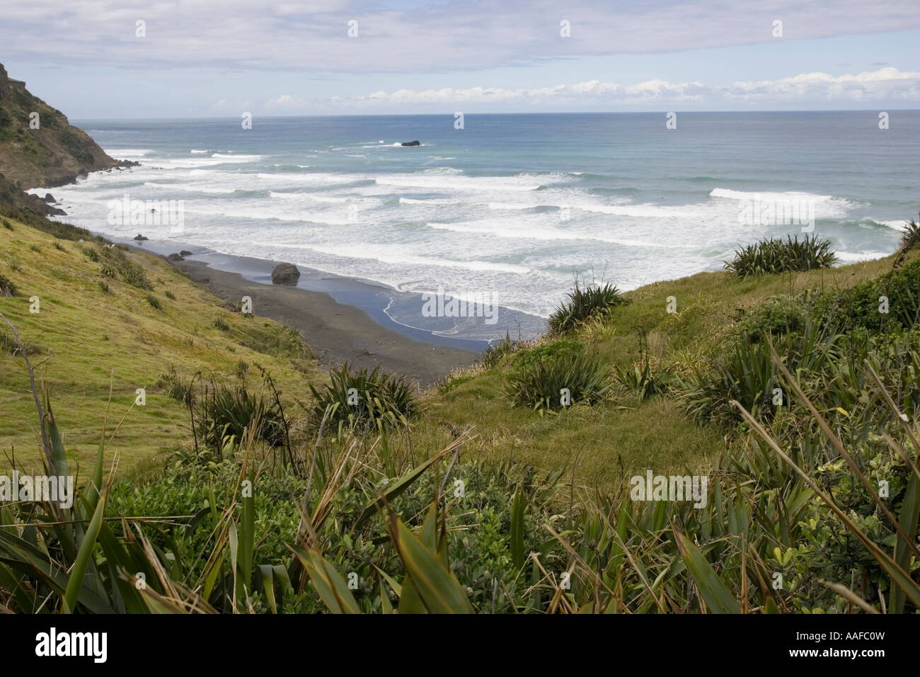 Wellen brechen sich am Muriwai Beach an der Westküste in der Nähe von Auckland Nordinsel Neuseeland Stockfoto