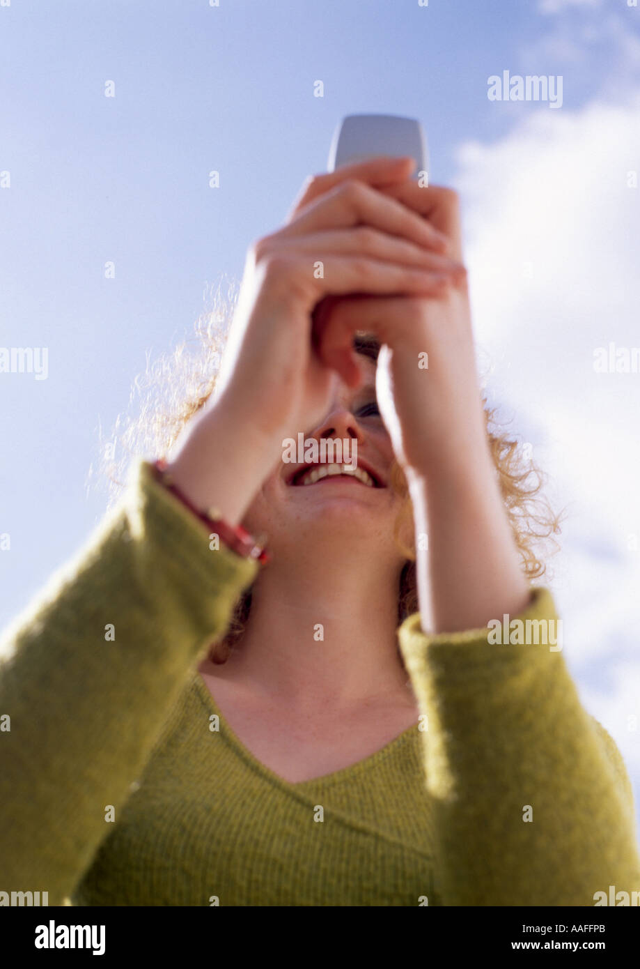 junge Frau mit Handy Stockfoto