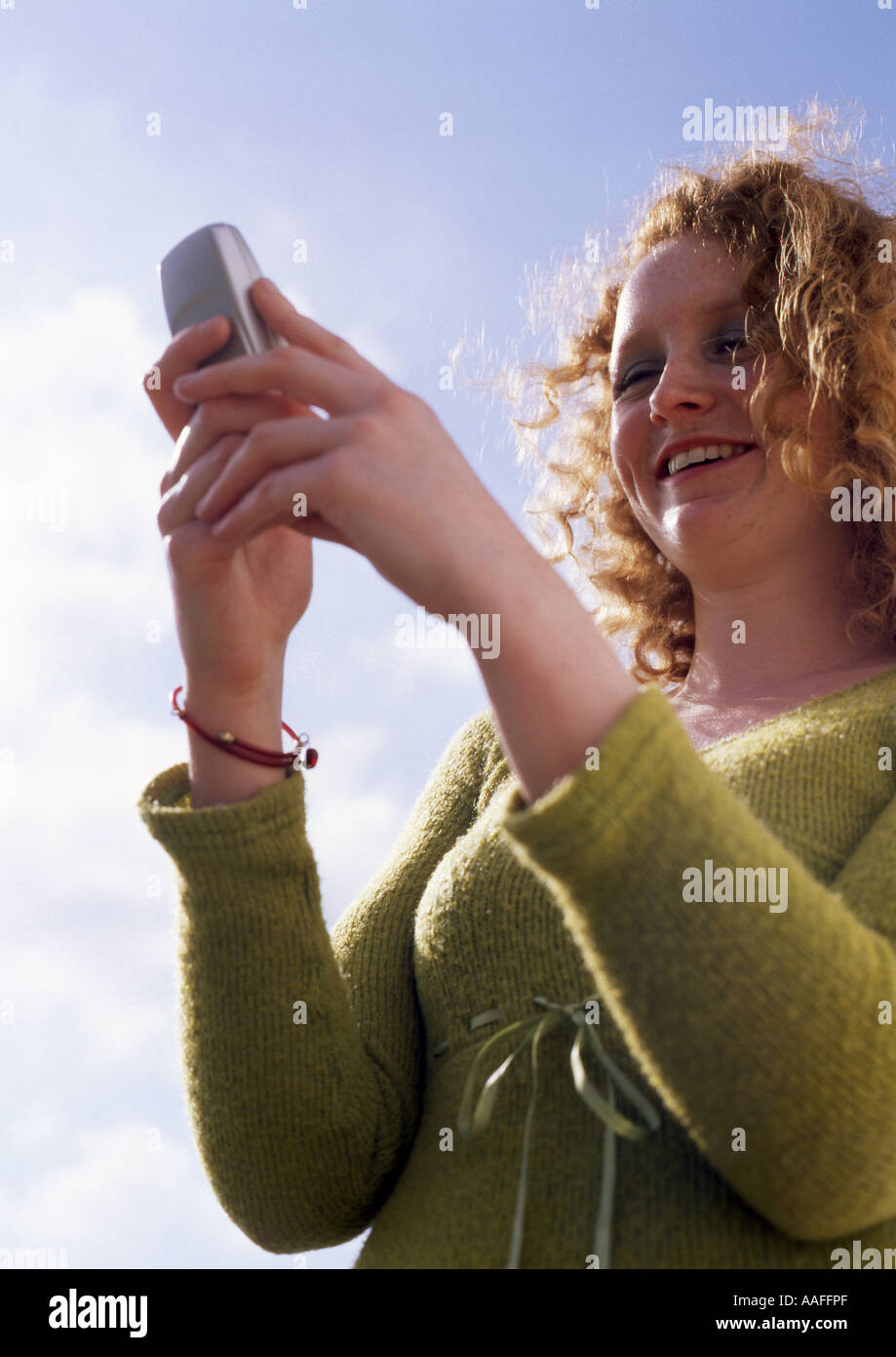 junge Frau mit Handy Stockfoto