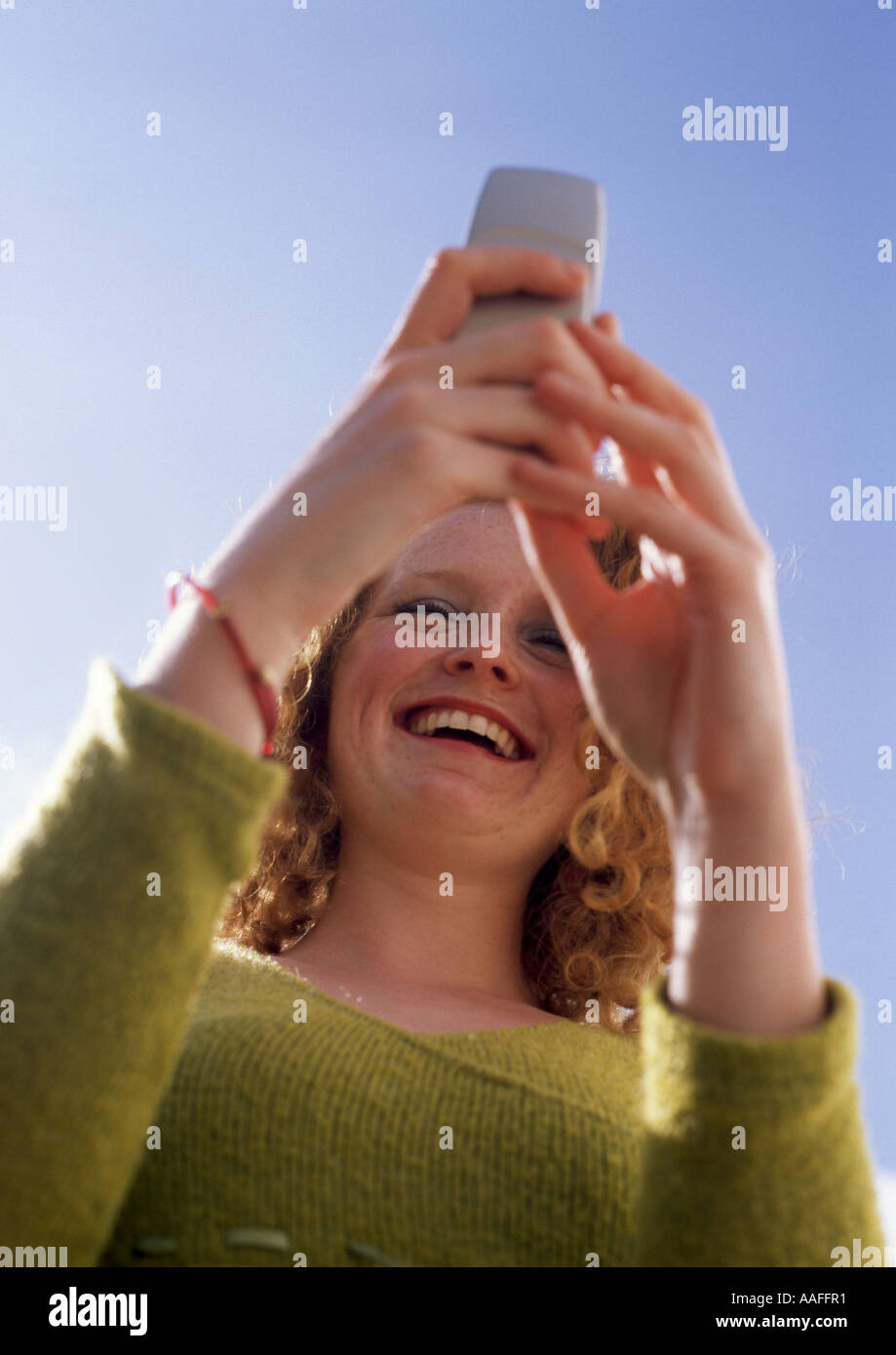 junge Frau mit Handy Stockfoto
