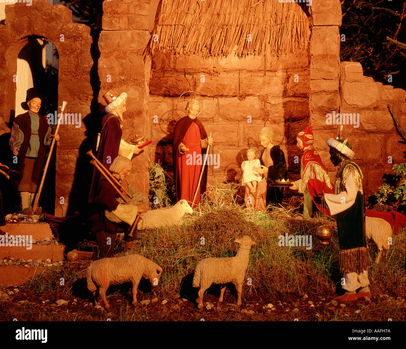 Weihnachtskrippe mit der Anbetung der Heiligen drei Könige Stockfoto