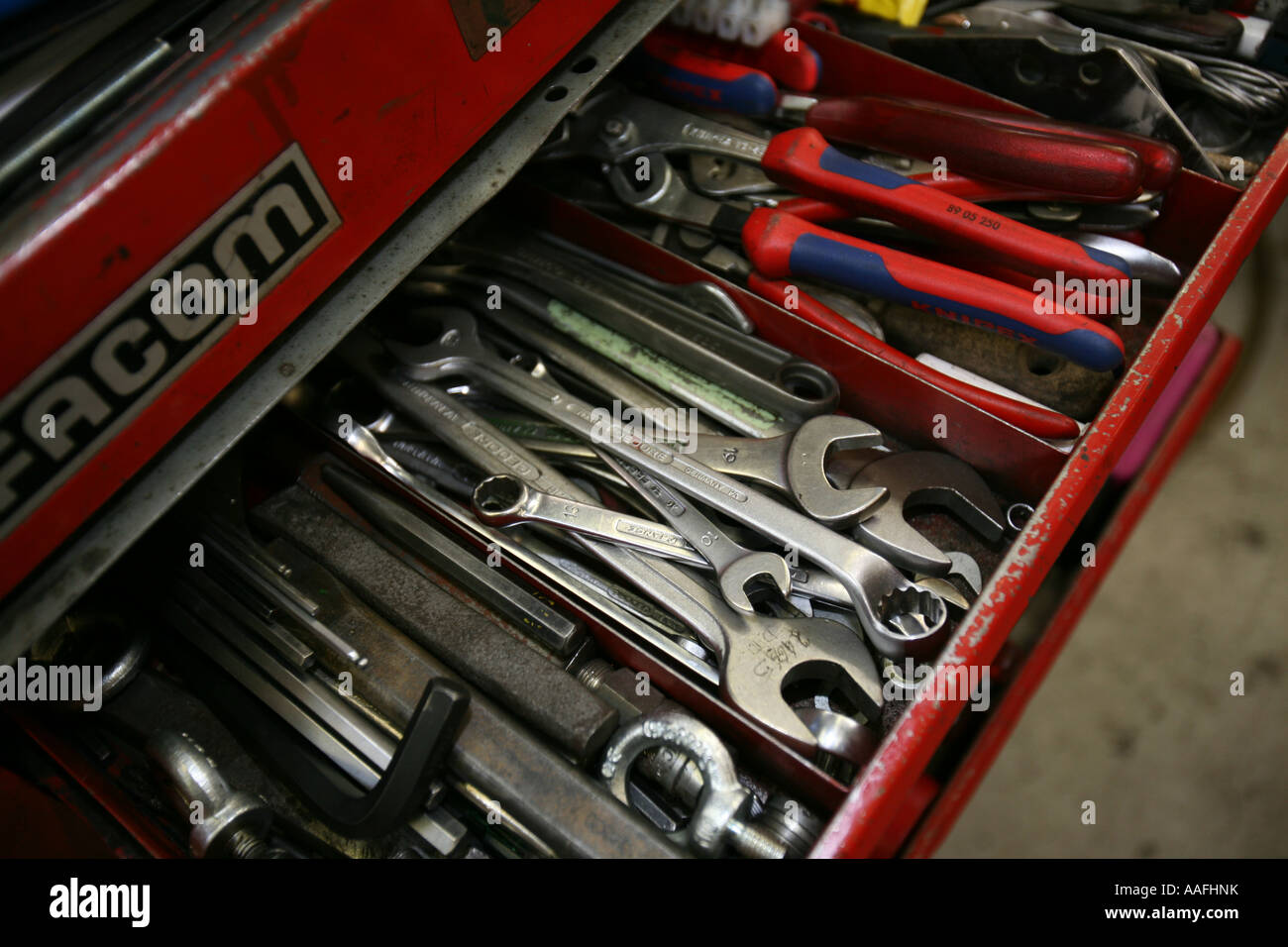 Arbeiten bei einer Wartung und Bau Werkstatt Elektro Motoren reparieren Stockfoto