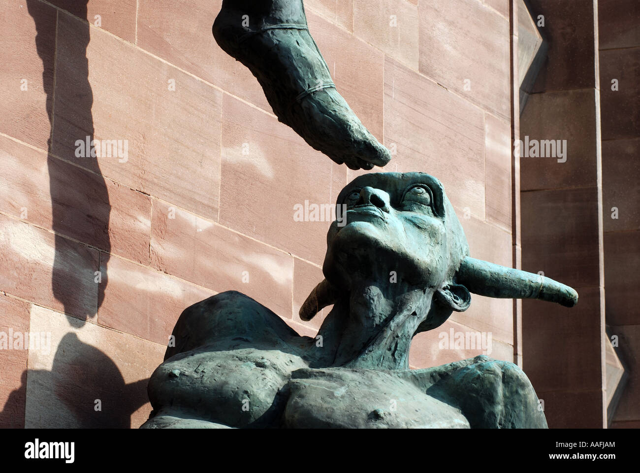 St. Michael und dem Teufel Skulptur, Coventry Cathedral, West Midlands, England, UK Stockfoto