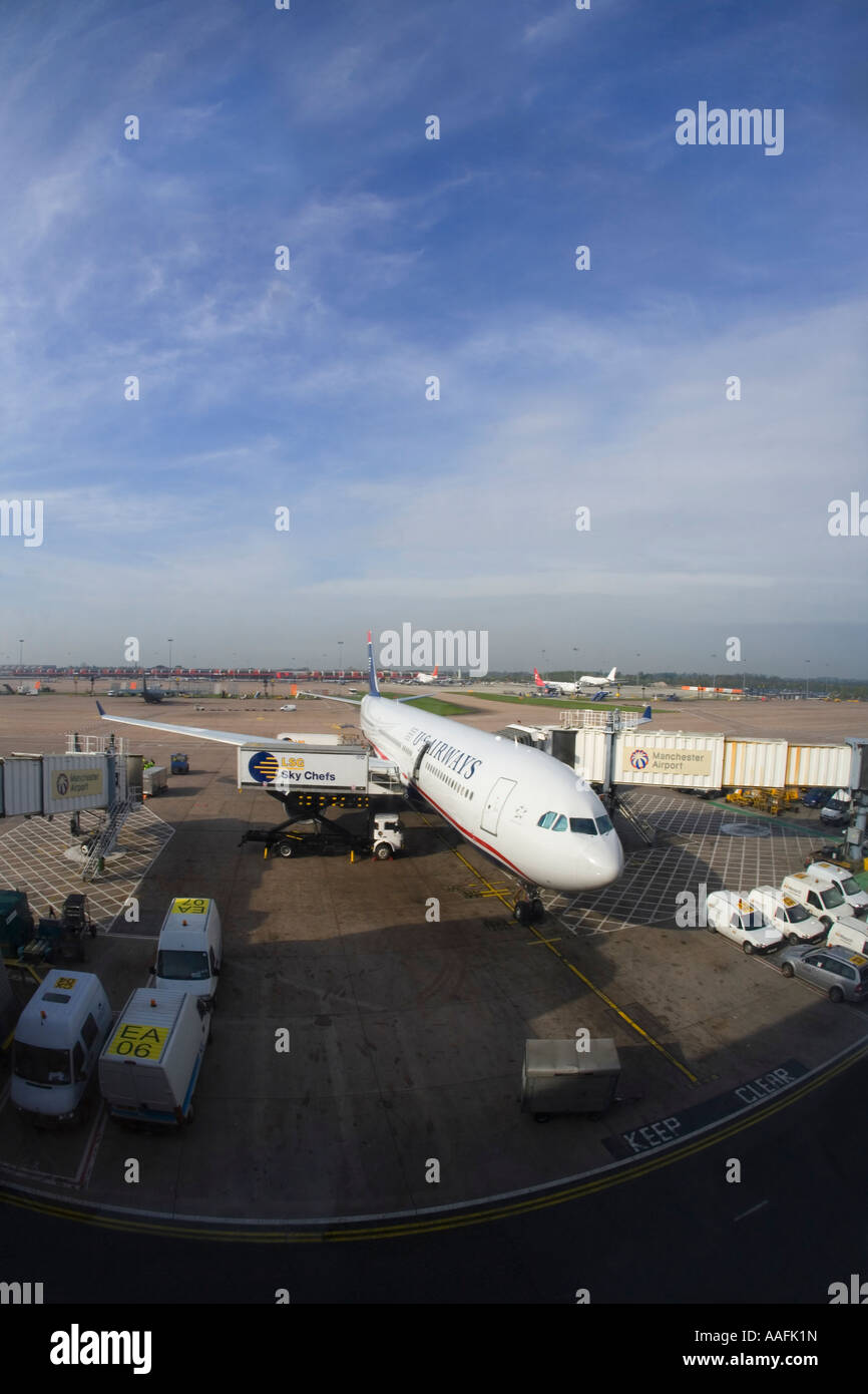 Manchester UK Airport Terminal 2 zwei mit US Airways Passagierjet Airplane Flugzeug Flugzeug transatlantischen geladen wird Stockfoto