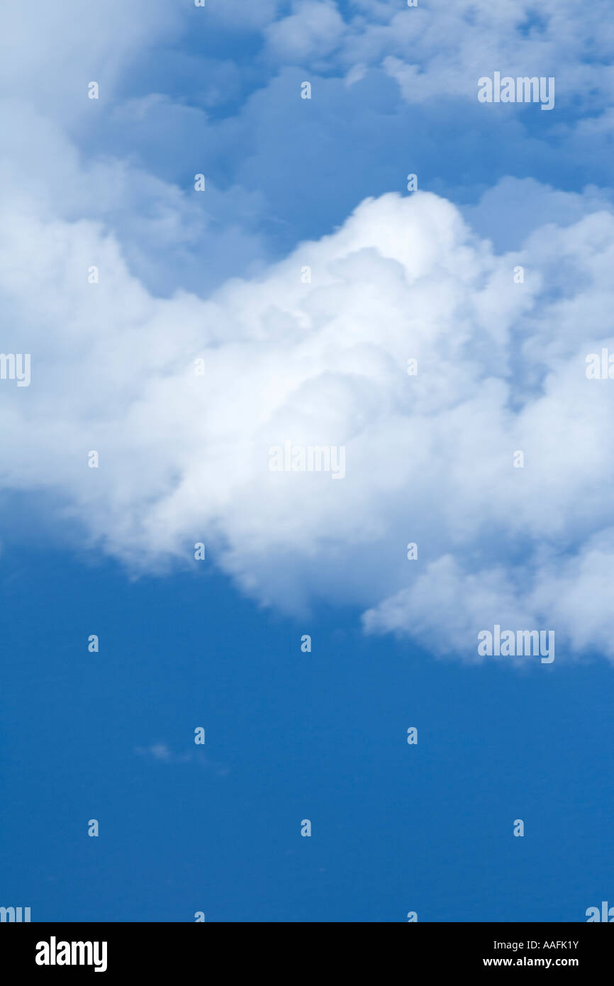 Weiße Wolken und blauer Himmel Stockfoto