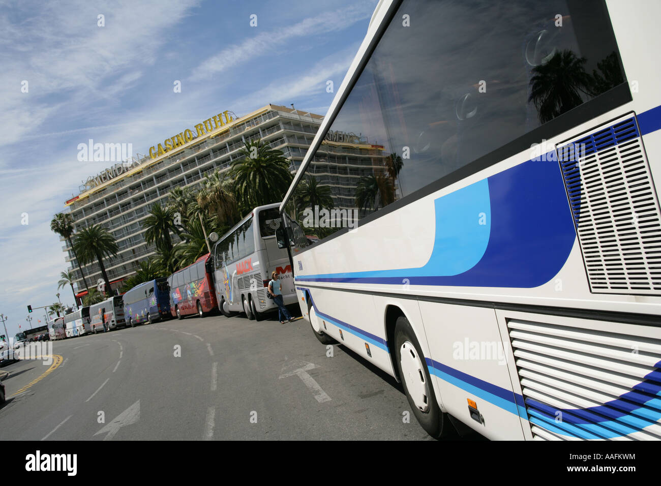 Touristen-Busse parken nahe dem Meridien Hotel und Casino Ruhl, Nizza, Frankreich Stockfoto