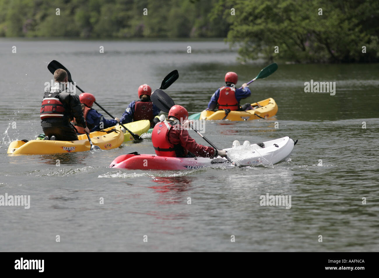 Jugendgruppe Kajak auf Castlewellan Seegrafschaft, Nordirland Stockfoto