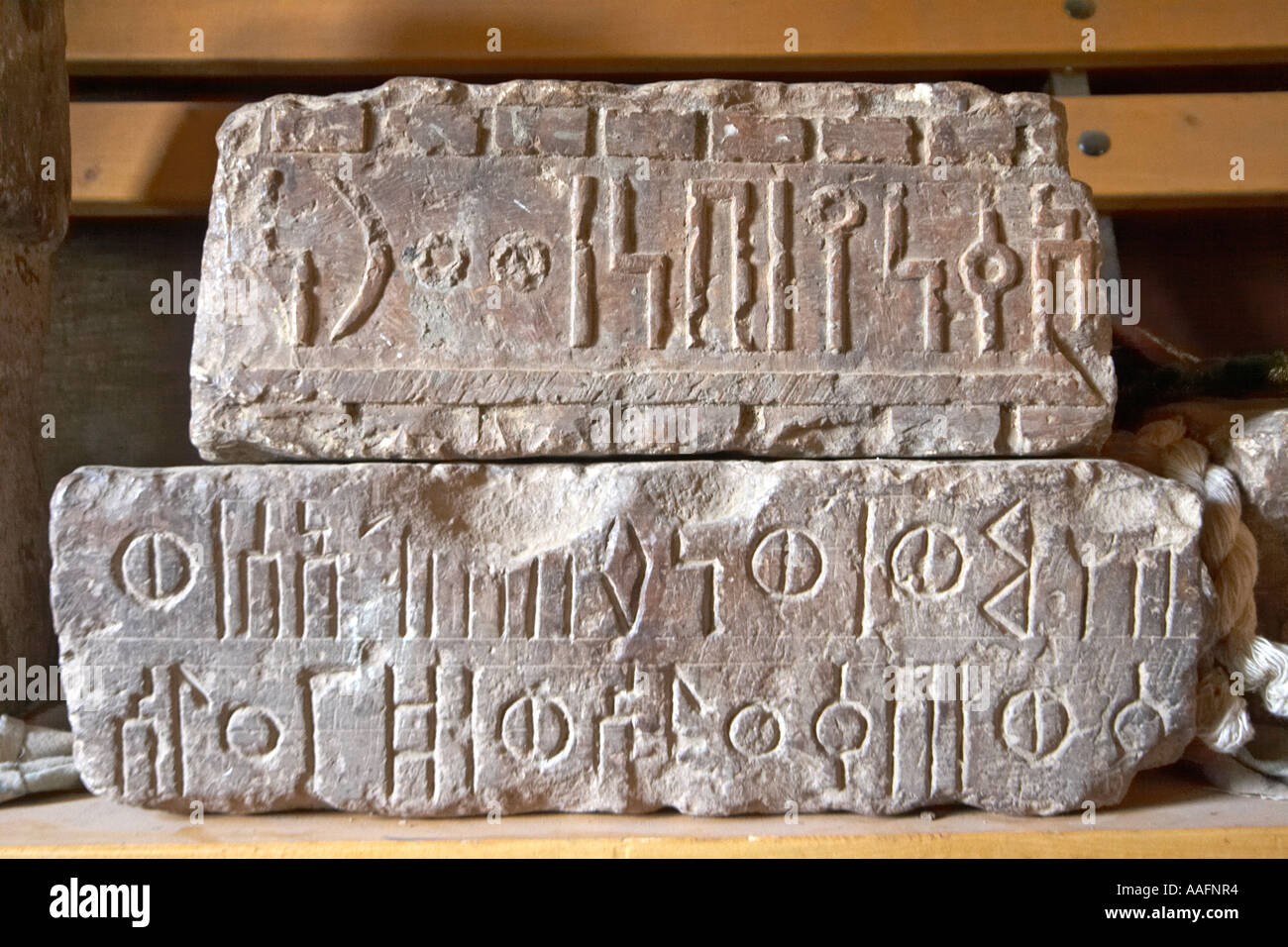 Sabäischen Inschriften schreiben geschnitzt oder in Stein und Bas Relief in der Kirche von Abuna eingeschnitten Stockfoto