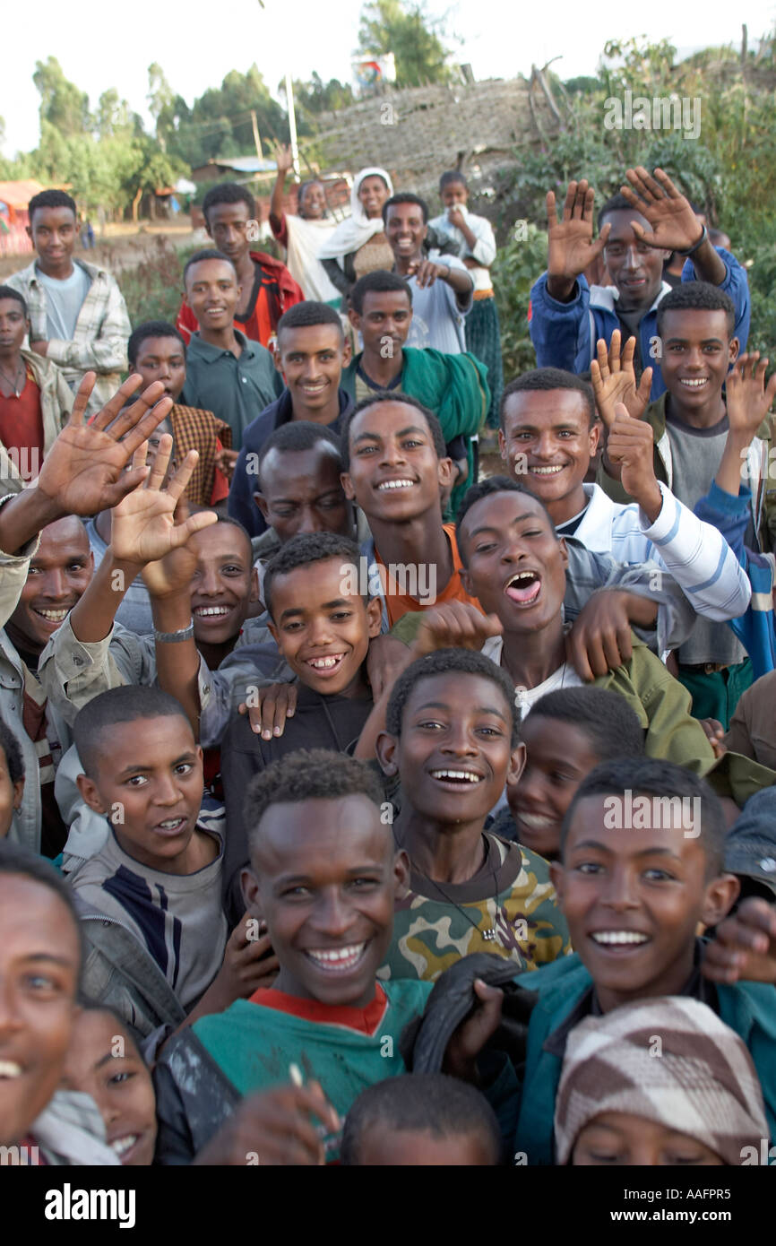 Masse der lächelnde afrikanische Menschen und Kindern in Bure-Äthiopien-Afrika Stockfoto