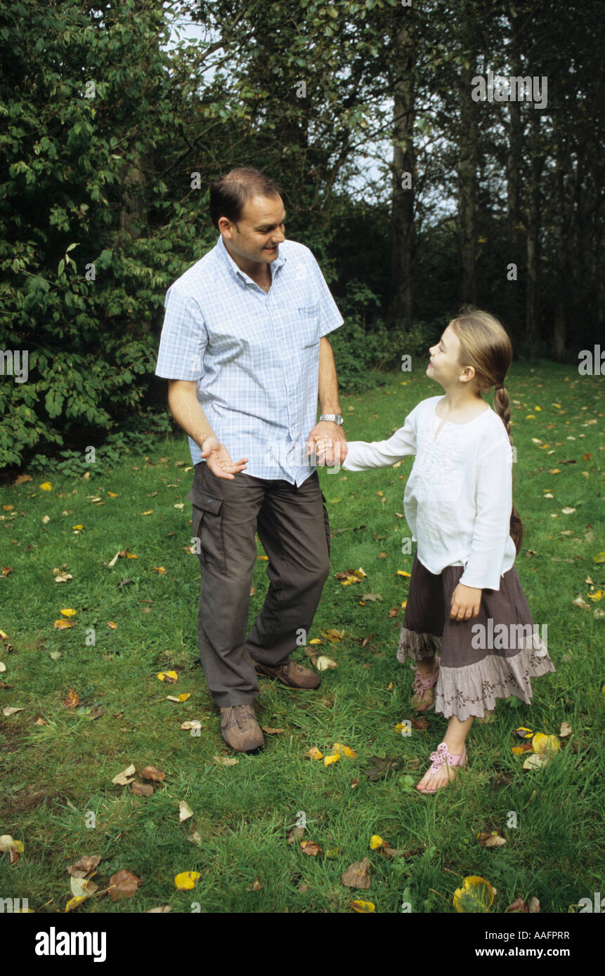 Vater mit Tochter zu reden Stockfoto
