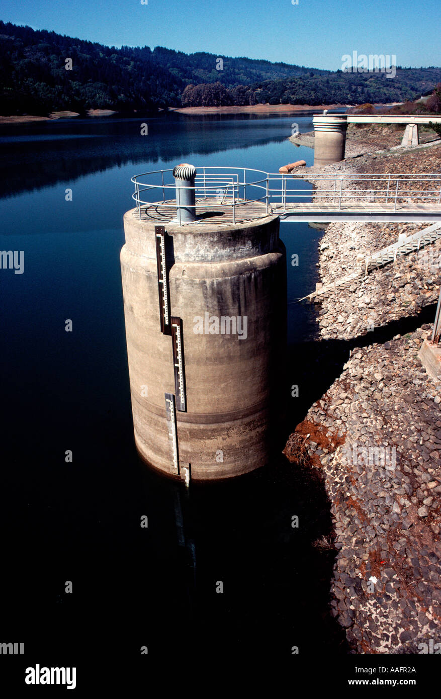 10510 niedriger Crystal Springs Reservoir Wasser Einlaufbauwerk. Teil des San Francisco s Wasserversorgung Trockenheit Kalifornien USA Stockfoto