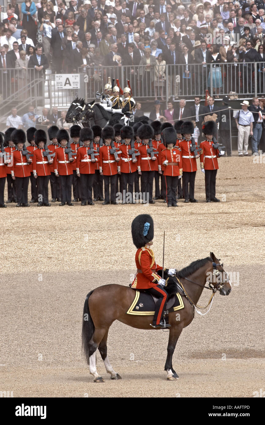 Irish Guards Offizier zu Pferd bei ihrer Majestät der Königin s Birthday Parade Stockfoto