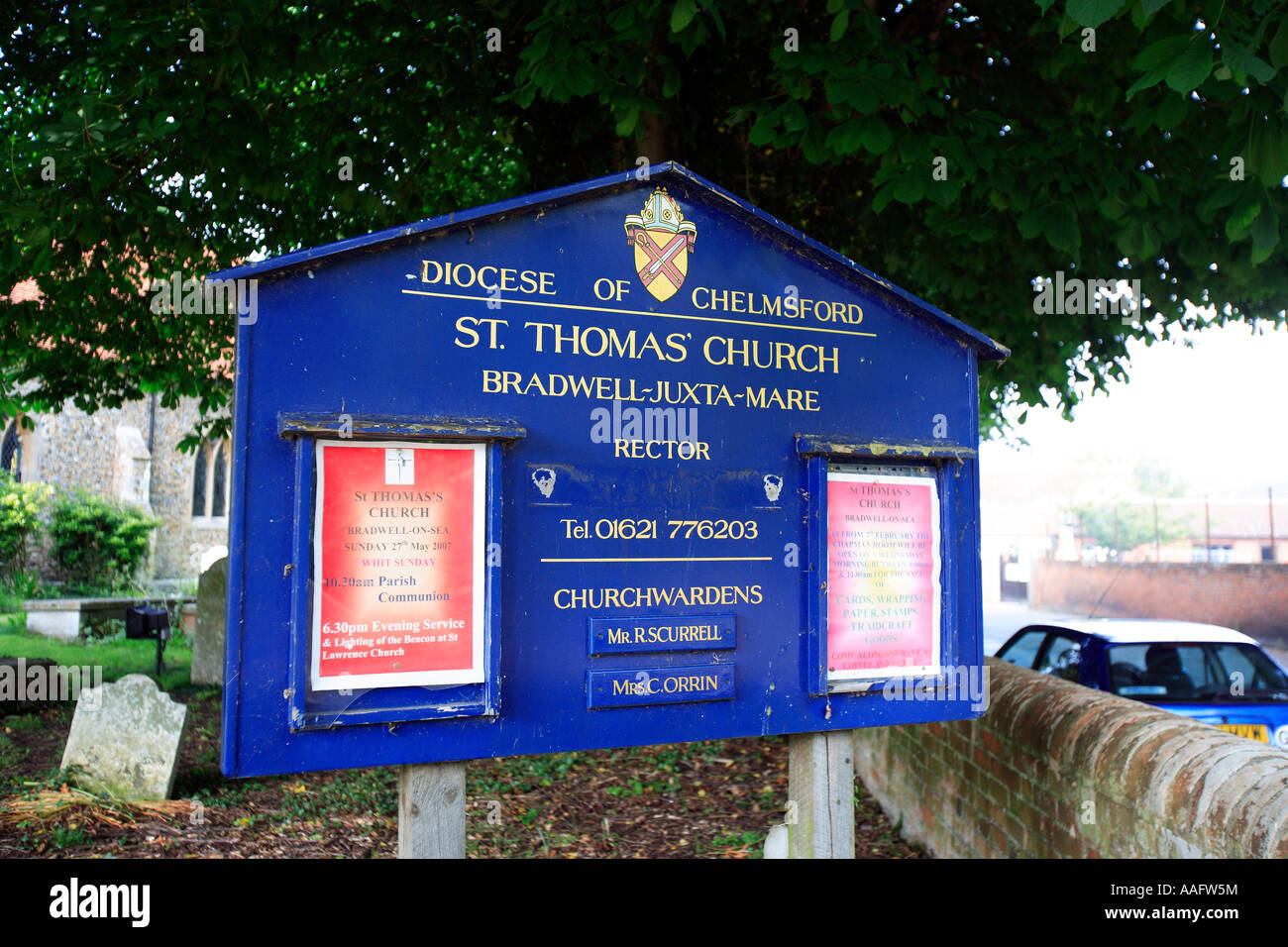 Vereinigtes Königreich Essex Bradwell am Meer St. Thomas Kirche ein Zeichen außerhalb der Kirche Stockfoto