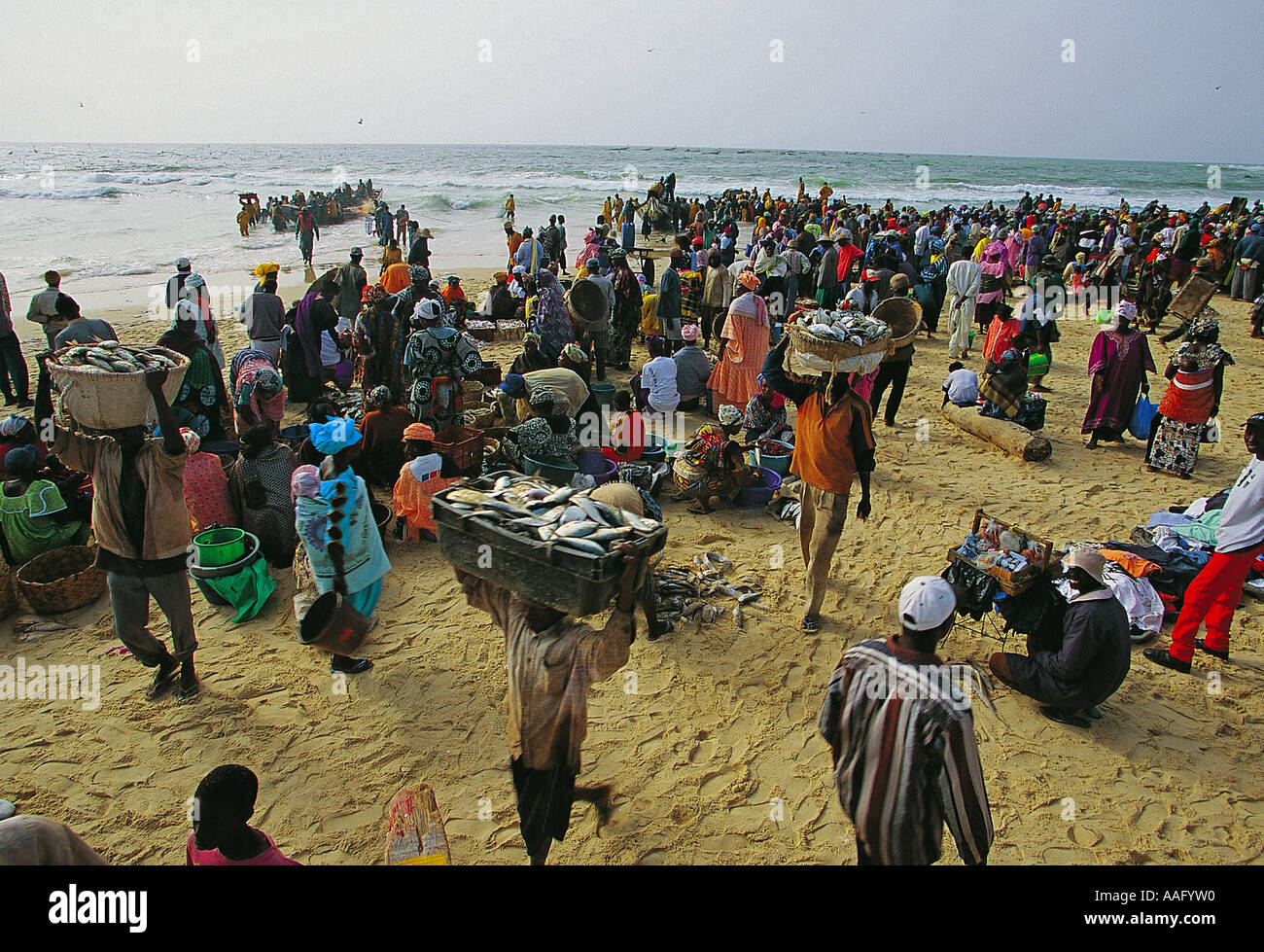 Kayar Dorf Fischerboote Rückkehr aus dem Meer, Senegal. Stockfoto