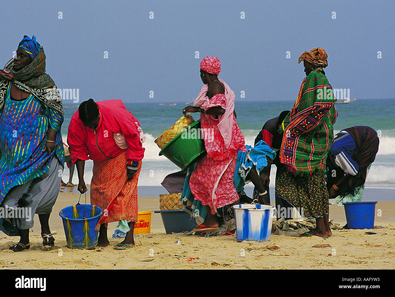 Porter Frauen warten Angelboote/Fischerboote in Ile Saint Louis, Senegal Stockfoto